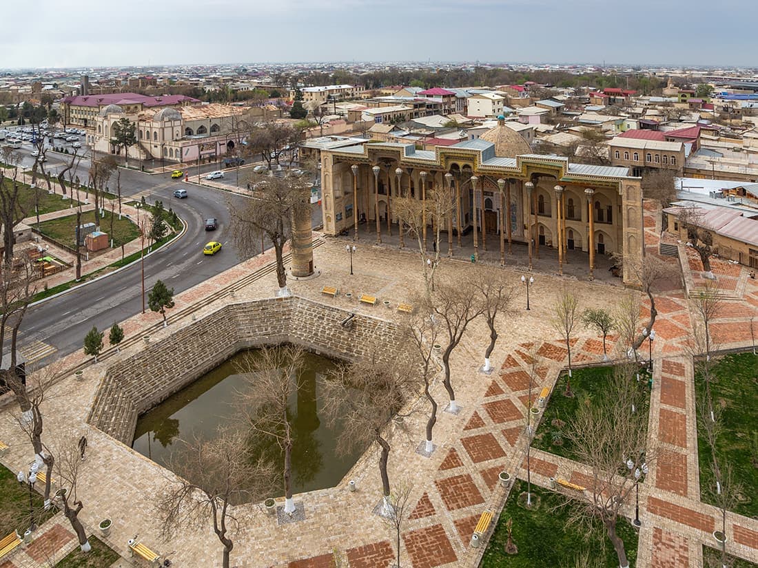 Yuqoridan Bolo-Hovuz majmuasi: hovuz, ustunli masjid va minora
