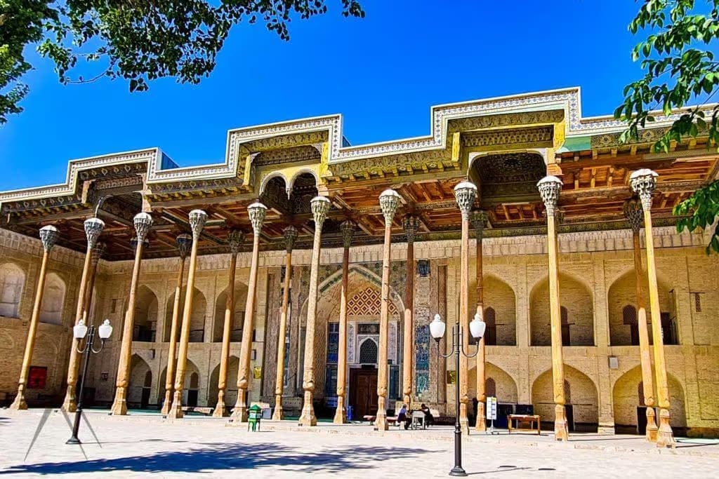 Masjidning yozgi ayvoni va uning yigirmata yog'och ustuni