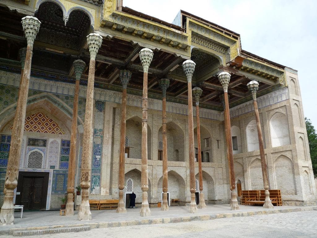 Ayvonning o'ymakor ustunlari qator bo'ylab