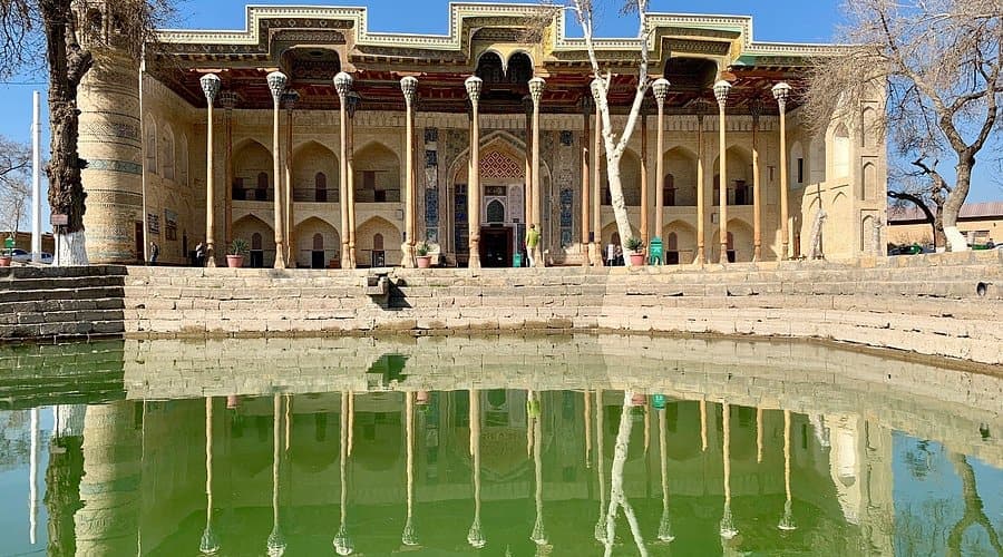 Oldidagi hovuzda aks etgan masjid