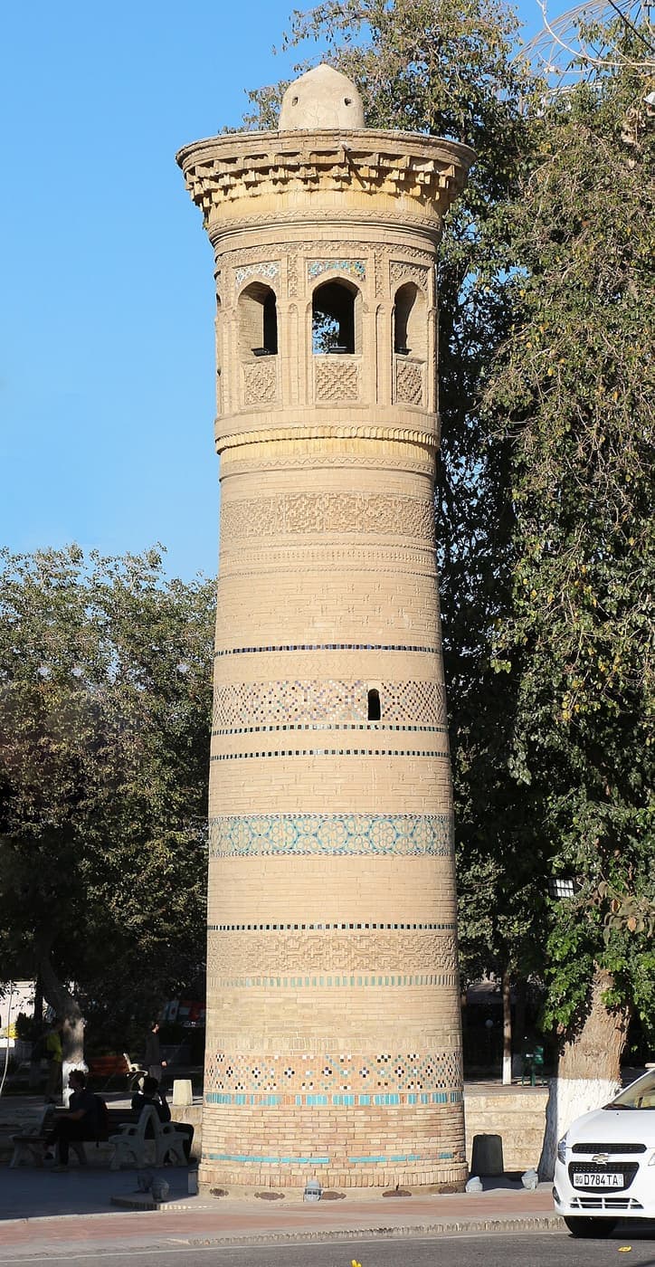 The Bolo-Hauz minaret in full, its bands of brick and blue tile visible
