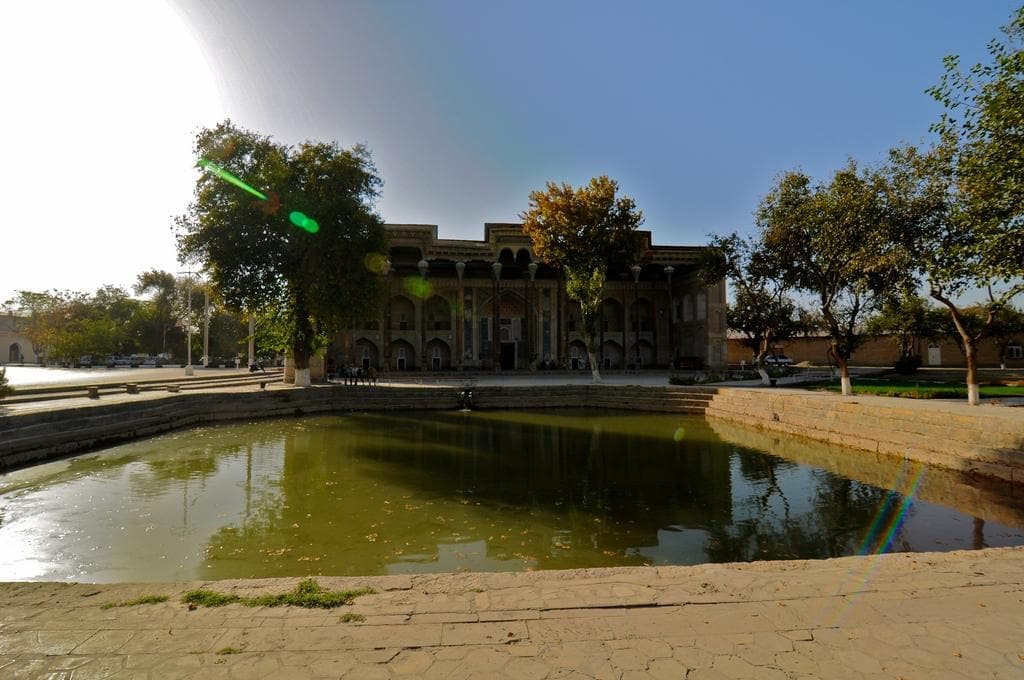 Kuzda hovuz; ortida masjid