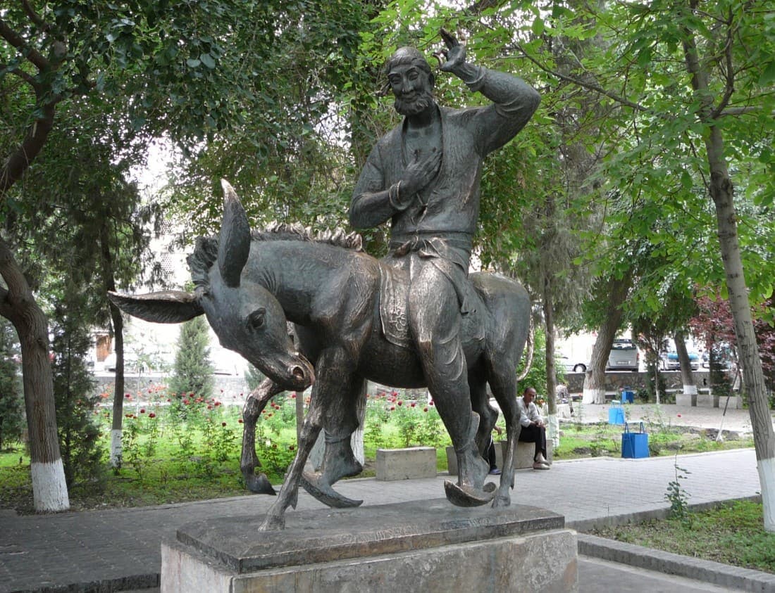 Насреддин с осликом со стороны парковой дорожки