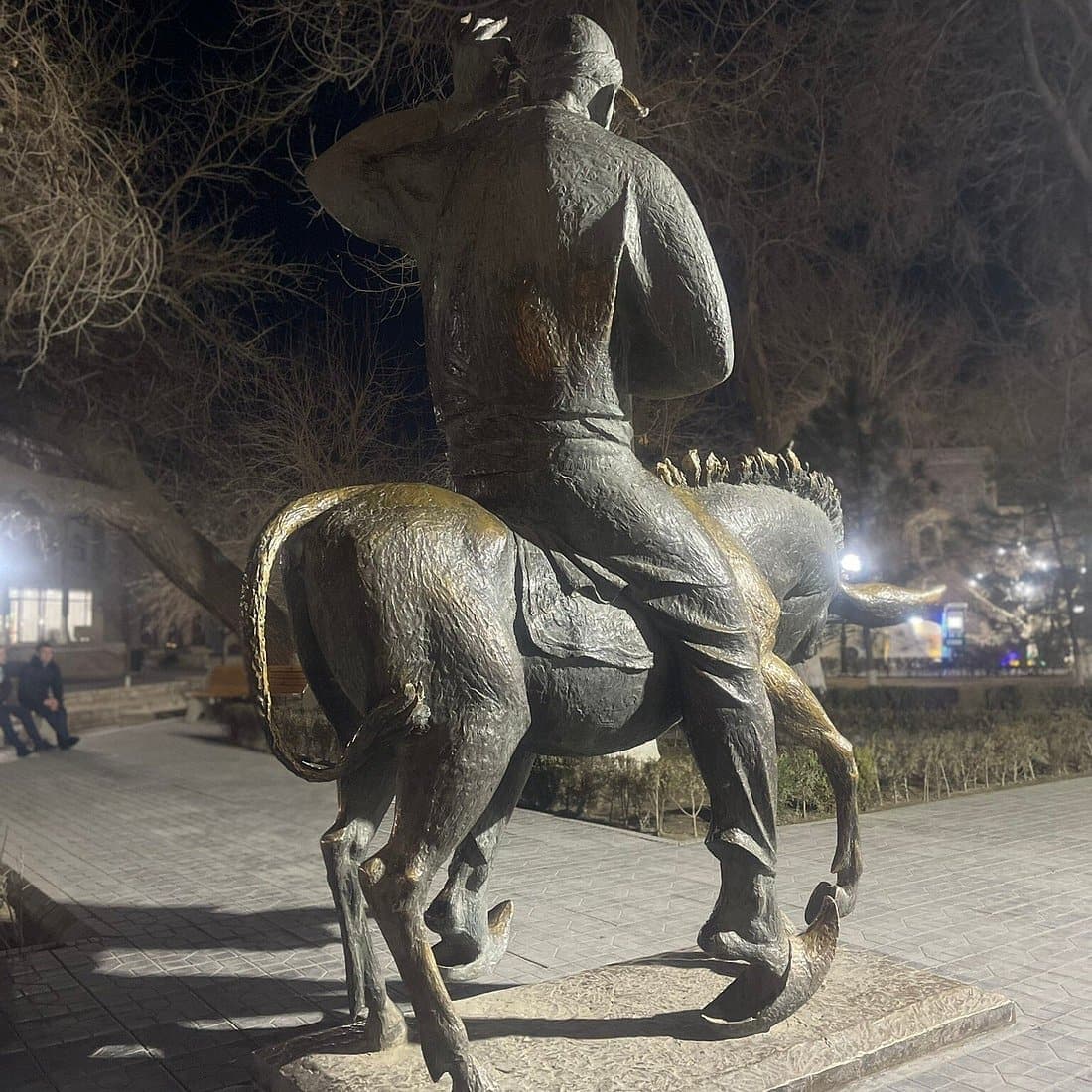 Памятник с ночной подсветкой