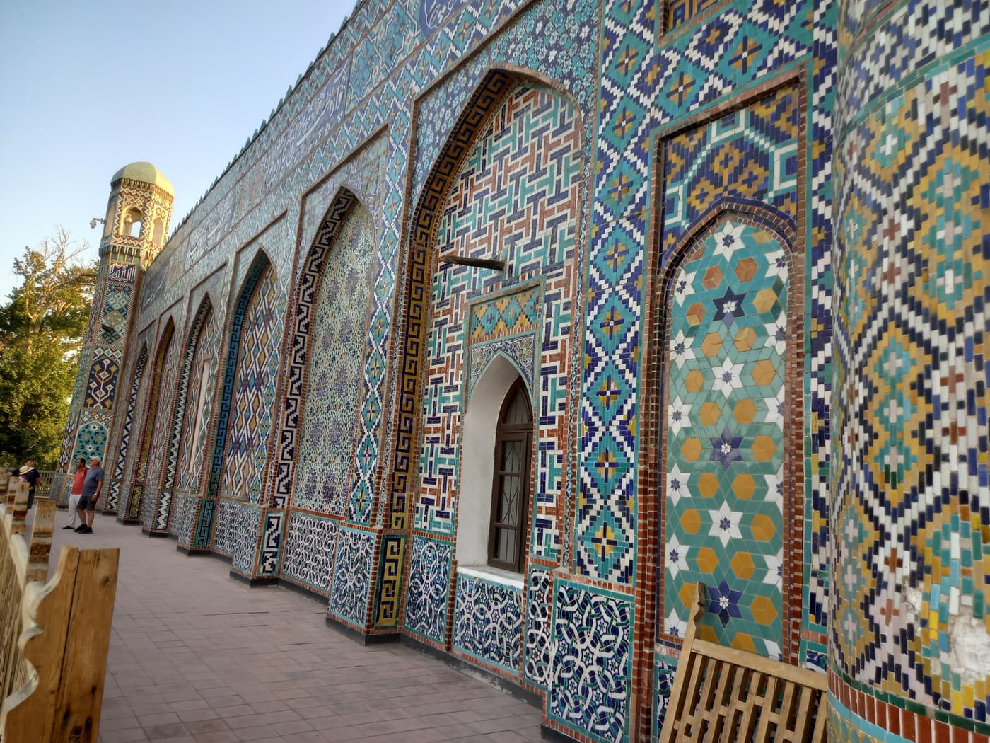 The palace façade seen at an angle: arched panels covered in patterned tile