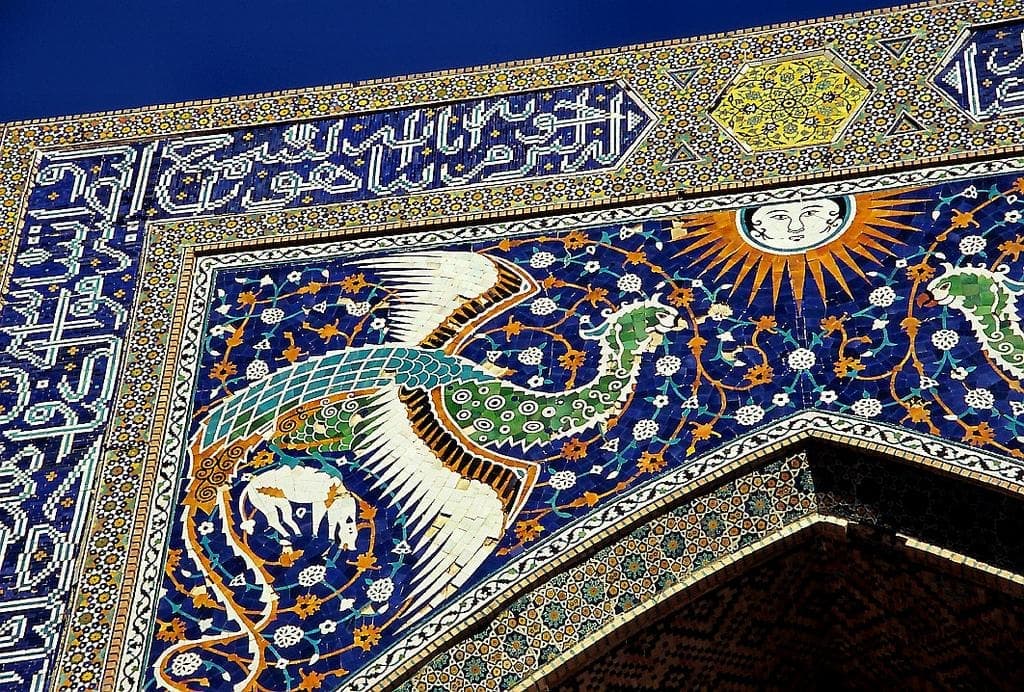 Close view of one simurgh carrying a white deer in its claws